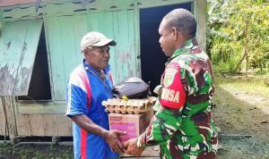 Imbauan Bijak Terima Informasi, Babinsa Bagikan Sembako dan Ajak Warga Berdialog