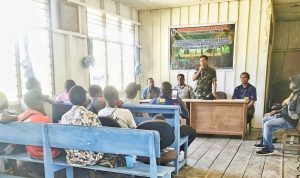 Kompak! Babinsa dan Dinas Perkebunan Sosialisasi Dorong Kesejahteraan Petani Distrik Airu