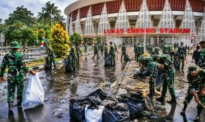 TNI Turun ke Jalan Bersihkan Puing Pulihkan Kondisi Pasca Kericuhan Oknum Suporter