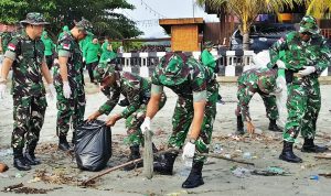 Jaga Ikon Wisata Papua, TNI dan Masyarakat Bersihkan Pantai Holtekamp Peringati HUT Kodam Cenderawasih