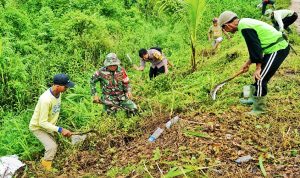Babinsa dan Bhabinkamtibmas Bersama Warga Kompak Kerja Bakti Bersihkan Lingkungan
