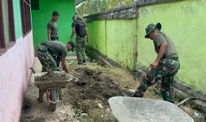 TNI Manunggal Rakyat, Prajurit Yonif 860/NSK Bersihkan SD Inpres N 1 Waropen demi Lingkungan Belajar Asri