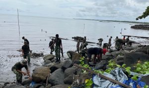 Prajurit Yonif TP 860/NSK Bersama Warga Gelar Karya Bhakti Bersihkan Pantai Kampung Nubuai