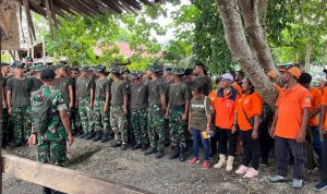 Jumat Bersih di Pesisir Waropen, Prajurit Yonif TP 860/NSK dan Warga Bersatu Rawat Lingkungan Pantai