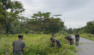 Prajurit Yonif TP 860/NSK Gotong Royong Bersihkan Jalan Kampung Uri – Botawa, Warga Beri Apresiasi Tinggi