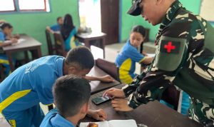 Tentara Kreatif Mengajar dengan Hati, Prajurit Yonif TP 860/NSK Bangkitkan Semangat Belajar Siswa di Waropen