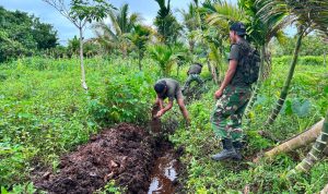 Prajurit Yonif TP 860/NSK dan Warga Kompak Jumat Bersih Bangun Drainase Cegah Banjir