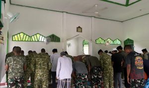 Jumat Penuh Berkah, Prajurit Yonif TP 860/NSK Shalat Bersama Warga di Masjid Al-Falah