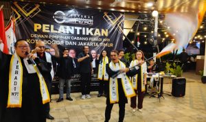 Waketum Adv. Suwanto SH MH kalungkan Slempang DPC kepada Ketua Adv. Erwin Maulana Tandai Dilantiknya DPC FERADI WPI Kota Bogor