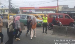 Personel Polsek Cikupa Laksanakan Pengaturan Lalu Lintas Sore Hari, Wujudkan Kamseltibcar Lantas yang Kondusif