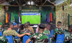 Nobar Piala Dunia Satukan Prajurit dan Warga, Yonif TP 860/NSK Perkuat Kemanunggalan TNI-Rakyat di Waropen