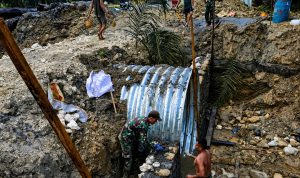 Dalam Keterbatasan Babinsa Arso dan Satgas Tetap Jaga Progres Pembangunan Jembatan Garuda Sungai Amyu