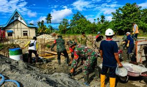 TNI Hadir Untuk Rakyat Babinsa Skanto Gotong Rogong Bersama Jemaat Cor Pondasi Gereja Baru