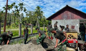 Prajurit Yonif TP 860/NSK dan Warga SP V Gotong Royong Cor Masjid Al Muhajirin, Wujud Nyata Kemanunggalan TNI-Rakyat
