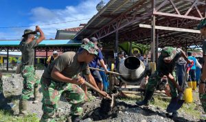 Kemanunggalan TNI-Rakyat: Prajurit Yonif TP 860/NSK dan Warga SP V Gotong Royong Cor Masjid Al Muhajirin