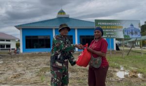 Wujud Kepedulian Sesama, Yonif TP 809/NTM Gelar Jumat Berkah dan Bagikan Sembako untuk Warga Desa Wapoania
