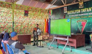 Nobar Bola Gembira Satukan TNI dan Rakyat, Prajurit Yonif TP 860/NSK Ciptakan Momen Hangat Penuh Kebersamaan di Waropen