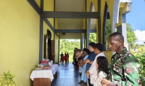 Perkuat Iman dan Kebersamaan, Prajurit Yonif TP 860/NSK Beribadah Bersama Jemaat di Gereja Katolik St. Paulus Batu Zaman