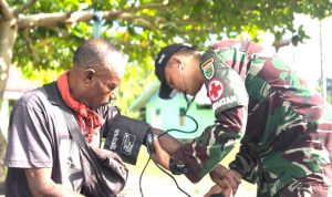 Wujud Kepedulian TNI, Yonif TP 809/NTM Jemput Bola Layanan Kesehatan bagi Warga Desa Wapoania