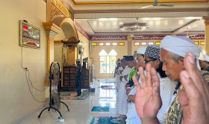 Shalat Jumat Bersama Warga, Prajurit Yonif TP 860/NSK Perkuat Ukhuwah dan Semangat Persatuan di Waropen