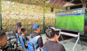 Nobar Piala Dunia, Prajurit Yonif TP 860/NSK dan Warga Perkuat Kebersamaan serta Kemanunggalan TNI-Rakyat