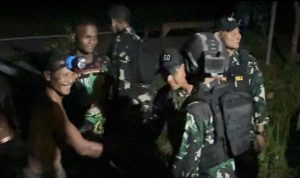 Patroli Malam Yonif TP 860/NSK Sisir Waropen, Wujud Nyata Jaga Keamanan dan Kedekatan dengan Warga