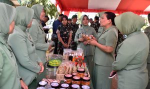 Ketua Persit KCK Daerah XXIV/Mandala Trikora Tinjau Stand Umkm Prajurit dan Persit KCK Kodim 1707/Merauke