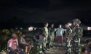 Patroli Malam Yonif TP 860/NSK Sapu Wilayah Waropen, TNI Hadir Beri Rasa Aman dan Perkuat Kamtibmas