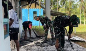 Wujudkan Lingkungan Bersih dan Sehat, Personel Yonif TP 809/NTM Bersama Warga Gelar Karya Bakti di Balai Desa Wapoania