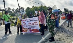 Babinsa Skanto Kawal Jalan Santai Hari Anak Nasional Tanamkan Semangat Generasi Emas 2045