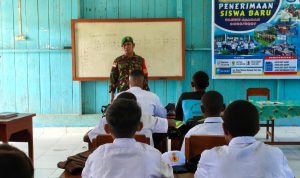 Babinsa Airu Bakar Semangat Disiplin Siswa Baru di Perbatasan Papua