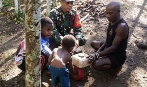 TNI Hadir Untuk Rakyat Babinsa Koramil Kemtuk Gresi Bantu Perbaiki Mesin Parut Sagu Warga