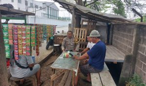 Bhabinkamtibmas Desa Sukadamai Sambangi Warung Warga, Perkuat Kedekatan dan Sampaikan Pesan Kamtibmas
