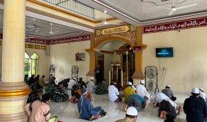 Pererat Kemanunggalan TNI dan Rakyat, Prajurit Yonif TP 860/NSK Shalat Jumat Bersama Warga di Kampung Rorasi Waropen