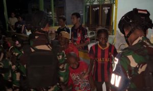 Patroli Malam Yonif TP 860/NSK Hadirkan Rasa Aman di Waropen, Prajurit Sapa Warga Hingga Serap Informasi Kamtibmas