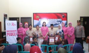 Polres Kebumen Bantu 15 Pelajar Kurang Mampu di Bonorowo dengan Perlengkapan Sekolah
