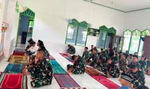 Prada Nasrullah Jadi Imam Salat Jumat, Prajurit Yonif TP 860/NSK Perkuat Kemanunggalan TNI-Rakyat Lewat Program BERSATU