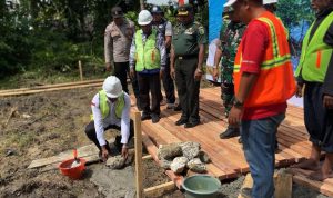 Dukung Program Nasional, Prajurit Yonif TP 860/NSK Hadiri Peletakan Batu Pertama Kampung Nelayan Merah Putih di Waropen