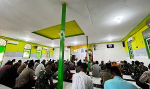 Prajurit Yonif TP 860/NSK Sholat Jumat Bersama Warga Waropen, Program BERSATU Perkuat Kemanunggalan TNI dan Rakyat