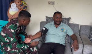 Sehat Bersama Rakyat, Yonif TP 820/DAAI Menggelar Bhakti Kesehatan di Mimika