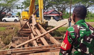 Babinsa Kodim 1707/Merauke Kawal Pembangunan Jembatan Aramco, Wujud Nyata TNI Hadir Membangun Harapan Masyarakat