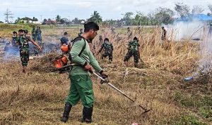 Semangat TNI dan Warga Tanah Miring, Kerja Bakti Bersihkan Lapangan Sambut HUT ke-81
