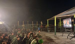 Jaga Moril Prajurit di Daerah Penugasan, Yonif TP 860/NSK Gelar Nobar Film Malam Minggu Penuh Kebersamaan di Waropen