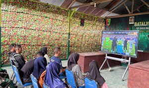 Prajurit Yonif TP 860/NSK Gelar Nobar Piala Dunia Bersama Warga Waropen, Perkuat Kebersamaan dan Moril Personel
