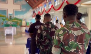 Prajurit Yonif TP 860/NSK Perkuat Iman Bersama Jemaat Gereja Betania Waren, Wujudkan Harmoni TNI dan Masyarakat di Waropen