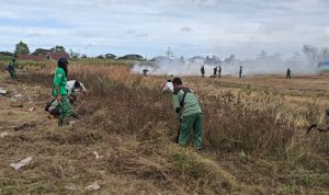 Prajurit Korem 174/ATW Bahu-Membahu Bersama Warga Rawat Fasilitas Umum Kampung