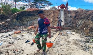 TNI dan Warga Waninggap Say: Gotong Royong Bangun Jembatan Aramco Program KBSB