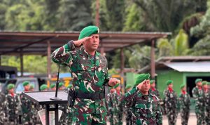 Upacara Bendera Rutin, Yonif TP 860/NSK Perkuat Disiplin dan Nasionalisme Prajurit di Waropen