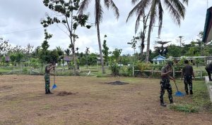 Prajurit Yonif TP 860/NSK Gotong Royong Bersihkan SD Negeri Inpres SP 4 Botawa, Wujud Kepedulian TNI terhadap Dunia Pendidikan di Waropen