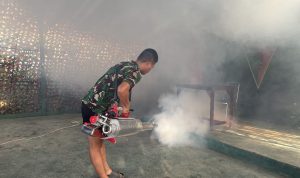 Cegah Malaria, Yonif TP 860/NSK Gelar Fogging Massal di Kesatrian dan Marshalling Area Waropen